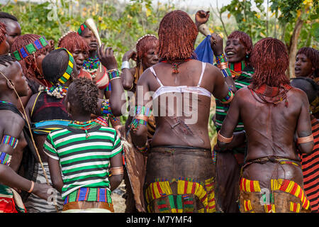 Les jeunes femmes Hamar Afficher les effets physiques d'être fouetté lors d'un 'Coming of age' Bull Jumping Cérémonie, Dimeka, vallée de l'Omo, Ethiopie Banque D'Images