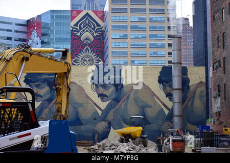 Un site de construction en centre-ville de Detroit, aux Etats-Unis, avec les immeubles de bureaux et le street art à l'arrière-plan Banque D'Images