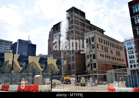 Un site de construction en centre-ville de Detroit, aux Etats-Unis, avec les immeubles de bureaux et le street art à l'arrière-plan Banque D'Images
