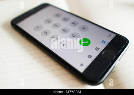 Bangkok, Thaïlande - 13 mars 2018 : Apple iPhone 7 montrant son écran à l'application Téléphone. Banque D'Images
