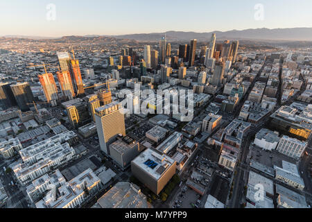 Los Angeles, Californie, USA - 20 Février 2018 : Tôt le matin vue aérienne de rues et bâtiments dans le centre-ville de LA. Banque D'Images
