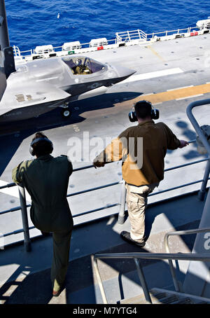180312-N-RI884-0378 est de la mer de Chine (12 mars 2018) Le Général du Corps des Marines Lawrence Nicholson, commandant général de l'III Marine Expeditionary Force (III MEF) et le personnel d'observer les opérations de vol du F-35B à bord du navire d'assaut amphibie USS Wasp LHD (1) au cours d'une visite du navire dans la région Indo-Pacifique. Les opérations de vol observée visiteurs par F-35B pilotes le 'Green' Chevaliers de la Marine Fighter Attack Squadron VMFA-121 (121), en vertu de la Okinawa-basé 31e Marine Expeditionary Unit. Le groupe expéditionnaire Wasp effectue une patrouille régional destiné à renforcer regi Banque D'Images