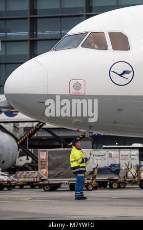 08 mars 2018, l'Allemagne, Francfort : Sabrina Boock, en charge de la manutention, attend que le départ d'un Airbus A 321 avions de passagers à l'aéroport de Francfort. À l'occasion de la Journée internationale de la femme tous les postes opérationnels de vol Lufthansa LH 174 y compris les membres de l'équipage de cabine, cockpit et sur l'aire sont dotés par des femmes. La seule exception est le chargement des bagages et l'expédition, qui est encore composé d'hommes en raison de problèmes de santé et sécurité au travail règlements. Photo : Fabian Sommer/dpa Banque D'Images