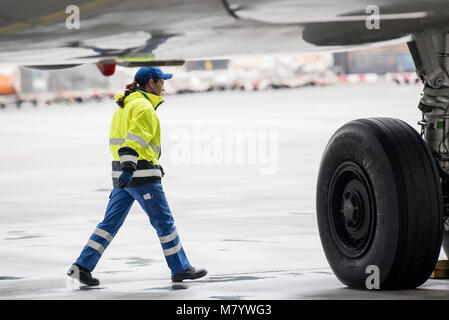 08 mars 2018, l'Allemagne, Francfort : Sevim Sejdijaj, en charge de la manutention au sol Opérations, inspecte le pont d'un Airbus A 321 avions de passagers à l'aéroport de Francfort. À l'occasion de la Journée internationale de la femme tous les postes opérationnels de vol Lufthansa LH 174 y compris les membres de l'équipage de cabine, cockpit et sur l'aire sont dotés par des femmes. La seule exception est le chargement des bagages et l'expédition, qui est encore composé d'hommes en raison de problèmes de santé et sécurité au travail règlements. Photo : Fabian Sommer/dpa Banque D'Images