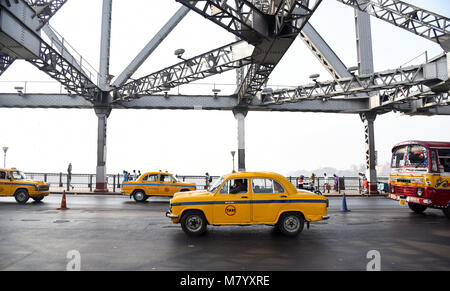 19 février 2018 - Kolkata, Bengale occidental, Inde - taxi local vu d'exécution sur le pont Howrah à Kolkata..La Rabindra Setu également connu sous le nom de Howrah Bridge est un pont à une travée suspendue sur la rivière Hooghly à Kolkata, qui a été commandée en 1943. (Crédit Image : © Tanmoy Bhaduri/SOPA des images à l'aide de Zuma sur le fil) Banque D'Images