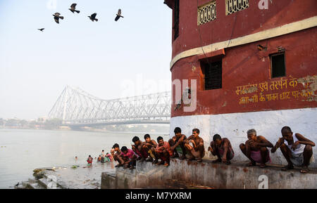 19 février 2018 - Kolkata, Bengale occidental, Inde - les populations locales vu se brosser les dents à côté du pont Howrah à Kolkata..La Rabindra Setu également connu sous le nom de Howrah Bridge est un pont à une travée suspendue sur la rivière Hooghly à Kolkata, qui a été commandée en 1943. (Crédit Image : © Tanmoy Bhaduri/SOPA des images à l'aide de Zuma sur le fil) Banque D'Images