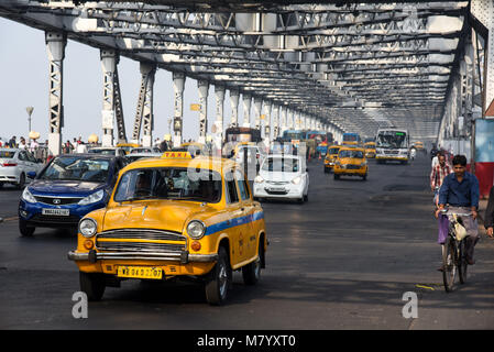 19 février 2018 - Kolkata, Bengale occidental, Inde - taxi local vu d'exécution sur le pont Howrah à Kolkata..La Rabindra Setu également connu sous le nom de Howrah Bridge est un pont à une travée suspendue sur la rivière Hooghly à Kolkata, qui a été commandée en 1943. (Crédit Image : © Tanmoy Bhaduri/SOPA des images à l'aide de Zuma sur le fil) Banque D'Images