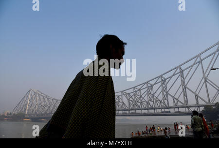 19 février 2018 - Kolkata, Bengale occidental, Inde - un marche local vu en face de l'Howrah Bridge à Kolkata..La Rabindra Setu également connu sous le nom de Howrah Bridge est un pont à une travée suspendue sur la rivière Hooghly à Kolkata, qui a été commandée en 1943. (Crédit Image : © Tanmoy Bhaduri/SOPA des images à l'aide de Zuma sur le fil) Banque D'Images