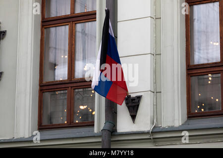 Moscou, Russie. 13 mars 2018. Drapeau de la Russie avec un ruban de deuil sur la façade de l'immeuble le théâtre d'Art de Moscou, son directeur artistique, acteur russe Oleg Tabakov, est décédé le 12 mars à Moscou sur la 83e année de vie, après une longue maladie. Credit : Victor/Vytolskiy Alamy Live News Banque D'Images