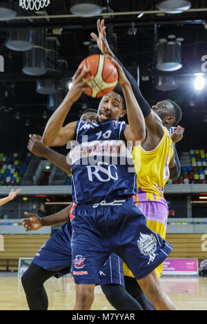 Boîte de cuivre Arena, le Parc Olympique, Londres, 13 mars 2018. Bristol Flyers" Rohndell Goodwin (10) saute à la panier pour un point. Les tensions exacerbées dans le BBL Championship match de basket-ball entre l'équipe d'accueil et les invités Lions Londres Bristol Flyers. Les Lions gagner 83-161 établi. Credit : Imageplotter News et Sports/Alamy Live News Banque D'Images