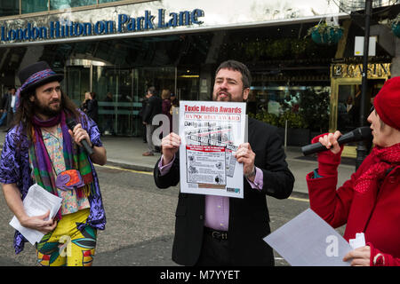 Londres, Royaume-Uni. 13 mars, 2018. Avocats d'une presse plus juste remettre un prix pour l 'hypocrisie' pour le Daily Mail à l'extérieur des Prix Médias toxiques la presse cérémonie de remise de prix au London Hilton on Park Lane dans le cadre d'une protestation contre la promotion du racisme, l'intolérance et les inégalités par le support d'impression. Credit : Mark Kerrison/Alamy Live News Banque D'Images