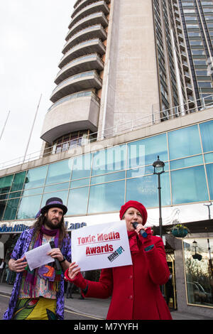 Londres, Royaume-Uni. 13 mars, 2018. Avocats d'une presse plus juste de présenter les Prix Médias toxiques à l'extérieur de la presse cérémonie de remise de prix au London Hilton on Park Lane dans le cadre d'une protestation contre la promotion du racisme, l'intolérance et les inégalités par le support d'impression. Credit : Mark Kerrison/Alamy Live News Banque D'Images