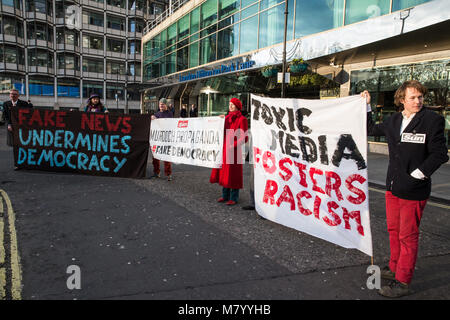 Londres, Royaume-Uni. 13 mars, 2018. Avocats d'une presse plus juste se tenir derrière des banderoles après avoir présenté le Prix Médias toxiques à l'extérieur de la presse cérémonie de remise de prix au London Hilton on Park Lane dans le cadre d'une protestation contre la promotion du racisme, l'intolérance et les inégalités par le support d'impression. Credit : Mark Kerrison/Alamy Live News Banque D'Images