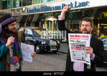 Londres, Royaume-Uni. 13 mars, 2018. Avocats d'une presse plus juste remettre un prix pour l 'hypocrisie' pour le Daily Mail à l'extérieur des Prix Médias toxiques la presse cérémonie de remise de prix au London Hilton on Park Lane dans le cadre d'une protestation contre la promotion du racisme, l'intolérance et les inégalités par le support d'impression. Credit : Mark Kerrison/Alamy Live News Banque D'Images