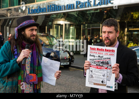 Londres, Royaume-Uni. 13 mars, 2018. Avocats d'une presse plus juste remettre un prix pour l 'hypocrisie' pour le Daily Mail à l'extérieur des Prix Médias toxiques la presse cérémonie de remise de prix au London Hilton on Park Lane dans le cadre d'une protestation contre la promotion du racisme, l'intolérance et les inégalités par le support d'impression. Credit : Mark Kerrison/Alamy Live News Banque D'Images