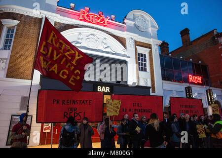 Londres, Royaume-Uni. 13 mars, 2018. Picturehouse cinema les travailleurs et partisans de protestation devant le cinéma luxueux à Brixton en solidarité avec les représentants syndicaux licenciés ayant entendus par un tribunal de l'emploi du 12 au 16 mars. Quatre travailleurs à Picturehouse Cinemas à Londres sont en grève pour un salaire vital, l'amélioration de l'indemnité de maladie, allocations de maternité et à la paternité de l'entreprise et la reconnaissance syndicale. Credit : Mark Kerrison/Alamy Live News Banque D'Images