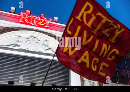 Londres, Royaume-Uni. 13 mars, 2018. Picturehouse cinema les travailleurs et partisans de protestation devant le cinéma luxueux à Brixton en solidarité avec les représentants syndicaux licenciés ayant entendus par un tribunal de l'emploi du 12 au 16 mars. Quatre travailleurs à Picturehouse Cinemas à Londres sont en grève pour un salaire vital, l'amélioration de l'indemnité de maladie, allocations de maternité et à la paternité de l'entreprise et la reconnaissance syndicale. Credit : Mark Kerrison/Alamy Live News Banque D'Images