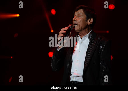 Naples, Italie. 13Th Mar, 2018. Pop italien Gianni Morandi, chanteur, acteur et artiste du spectacle, il se produit à Naples au Théâtre Palapartenope avec 'D'amore D'autore d''. Credit : Mariano Montella/Alamy Live News Banque D'Images