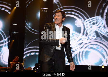 Naples, Italie. 13Th Mar, 2018. Pop italien Gianni Morandi, chanteur, acteur et artiste du spectacle, il se produit à Naples au Théâtre Palapartenope avec 'D'amore D'autore d''. Credit : Mariano Montella/Alamy Live News Banque D'Images