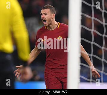 (180314) -- ROME, 14 mars 2018 (Xinhua) -- Roma's Edin Dzeko célèbre au cours de l'UEFA Champions League round 16 match retour de match de football entre les Rom et le Shakhtar Donetsk à Rome, Italie, le 13 mars 2018. Roma a gagné 1-0. (Xinhua/ Alberto Lingria) Banque D'Images