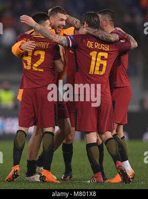 (180314) -- ROME, 14 mars 2018 (Xinhua) -- les joueurs de Roms célébrer après l'UEFA Champions League round 16 match retour de match de football entre les Rom et le Shakhtar Donetsk à Rome, Italie, le 13 mars 2018. Roma a gagné 1-0. (Xinhua/ Alberto Lingria) Banque D'Images