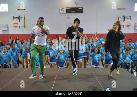 HOLLYWOOD, FL - 12 mars : Jason Derulo rejoint chorégraphe Jeremy Strong parlant aux jeunes de chorégraphie Jason Derulo nouveau single "Couleurs" de Marti Huizenga Club  Club Garçons et Filles de Broward County le 12 mars 2018 à Hollywood, en Floride. Séquences vidéos de la leçon sera utilisé dans les "Couleurs" lyric vidéo. Après la performance du groupe, Derulo héberger un Q&A avec les jeunes du club de répondre à des questions sur son éducation, carrière, et plus. Credit : MPI10 / MediaPunch Banque D'Images