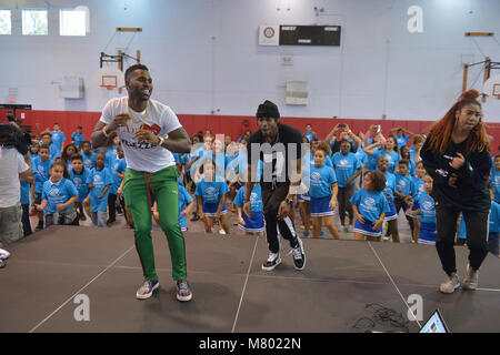 HOLLYWOOD, FL - 12 mars : Jason Derulo rejoint chorégraphe Jeremy Strong parlant aux jeunes de chorégraphie Jason Derulo nouveau single "Couleurs" de Marti Huizenga Club  Club Garçons et Filles de Broward County le 12 mars 2018 à Hollywood, en Floride. Séquences vidéos de la leçon sera utilisé dans les "Couleurs" lyric vidéo. Après la performance du groupe, Derulo héberger un Q&A avec les jeunes du club de répondre à des questions sur son éducation, carrière, et plus. Credit : MPI10 / MediaPunch Banque D'Images