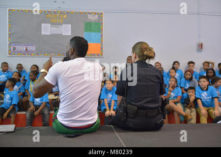 HOLLYWOOD, FL - 12 mars : Jason Derulo rejoint chorégraphe Jeremy Strong parlant aux jeunes de chorégraphie Jason Derulo nouveau single "Couleurs" de Marti Huizenga Club  Club Garçons et Filles de Broward County le 12 mars 2018 à Hollywood, en Floride. Séquences vidéos de la leçon sera utilisé dans les "Couleurs" lyric vidéo. Après la performance du groupe, Derulo héberger un Q&A avec les jeunes du club de répondre à des questions sur son éducation, carrière, et plus. Credit : MPI10 / MediaPunch Banque D'Images