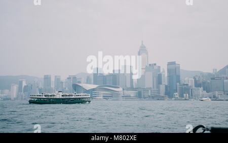 14 mars 2018 - Hong Kong, Hong Kong, Chine - Hong Kong, Chine du 14e Mars 2018 : University of Victoria Harbour à Hong Kong, Chine.Victoria Harbour est un port de relief naturel situé entre l'île de Hong Kong et de Kowloon à Hong Kong. Le port est profond, des eaux abritées et emplacement stratégique sur la mer de Chine du Sud ont joué un rôle déterminant dans l'établissement de Hong Kong comme une colonie britannique et son développement ultérieur comme un centre commercial. (Crédit Image : © SIPA l'Asie via Zuma sur le fil) Banque D'Images