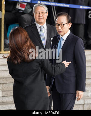 (180314) -- Séoul, 14 mars 2018 (Xinhua) -- l'ancien Président sud-coréen Lee Myung-bak (R) arrive au quartier central de Séoul Bureau des procureurs, à Séoul, Corée du Sud, le 14 mars 2018. Lee Myung-bak le mercredi a comparu devant les procureurs pour l'interroger sur une chaîne d'accusations de corruption, notamment la corruption. (Xinhua/Lee Sang-ho) (mot de passe) Banque D'Images