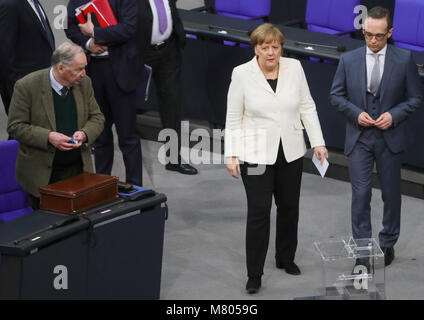 14 mars 2018, Allemagne, Berlin : la chancelière allemande Angela Merkel et le ministre des Affaires étrangères désigné Heiko Maas (SPD) arriver avant l'élection du chancelier allemand dans la salle plénière du Reichstag bâtiment du parlement. Sur la gauche est le porte-parole fédéral Alexander Gauland AfD. Photo : Michael Kappeler/dpa Banque D'Images