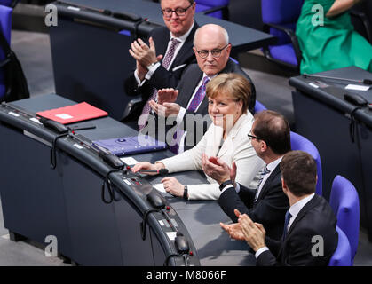 Berlin, Allemagne. 14Th Mar, 2018. Angela Merkel (C) reçoit les félicitations après avoir été réélu au poste de chancelier à Berlin, Allemagne, le 14 mars 2018. Angela Merkel a été réélue chancelière allemande le mercredi par le parlement, de lancer son quatrième mandat de diriger la plus grande économie d'Europe. Credit : Shan Yuqi/Xinhua/Alamy Live News Banque D'Images