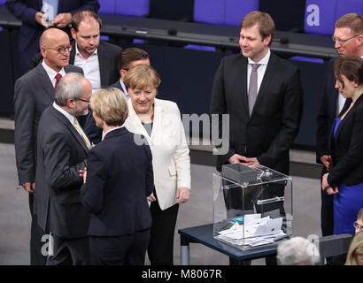 Berlin, Allemagne. 14Th Mar, 2018. Angela Merkel (C) jette son vote lors d'une rencontre au Parlement européen à Berlin, Allemagne, le 14 mars 2018. Angela Merkel a été réélue chancelière allemande le mercredi par le parlement, de lancer son quatrième mandat de diriger la plus grande économie d'Europe. Credit : Shan Yuqi/Xinhua/Alamy Live News Banque D'Images