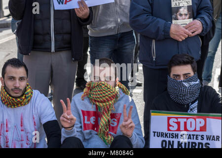 Londres, Royaume-Uni. 14 mars 2018, les militants kurdes Parlement bloc rue devant la Chambre des communes pour protester contre l'agression turque Crédit : Ian Davidson/Alamy Live News Banque D'Images