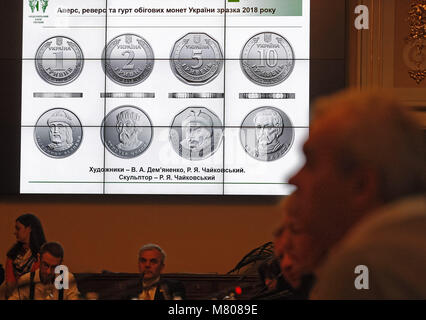 Kiev, Ukraine. 14Th Mar, 2018. Présentation de nouvelles personnes assistent à l'Ukrainian hryvnia (UAH) pièces à la Banque nationale d'Ukraine, à Kiev, Ukraine, le 14 mars 2018. Les nouvelles pièces de monnaie en circulation de UAH 1, 2, 5 et 10 dénomination Ukrainian hryvnia (UAH) de 2018, laquelle Banque Nationale d'Ukraine a présenté, dans le temps de remplacer les billets en circulation.La nouvelle monnaie sera mis en circulation d'une manière progressive. Crédit : Serg Glovny/ZUMA/Alamy Fil Live News Banque D'Images