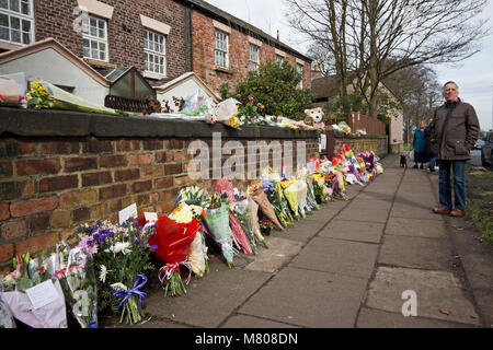 Frêne épineux, Liverpool, Royaume-Uni. 14 mars 2018. Tributs floraux étant placé à l'extérieur de la maison du comédien Liverpool Sir Ken Dodd, décédé le 11 mars à la chambre où il a vécu toute sa vie. Crédit ; Ken Biggs/Alamy Live News. Banque D'Images