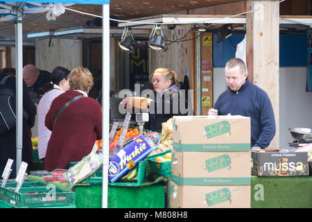 Kingston upon Thames, Royaume-Uni. 14Th Mar, 2018. Les gens apprécient le temps plus chaud en Kingston Upon Thames tout en faisant du shopping dans le marché avant la bête de l'Est arrive qui est prêt à retourner ce week-end Crédit : Keith Larby/Alamy Live News Banque D'Images