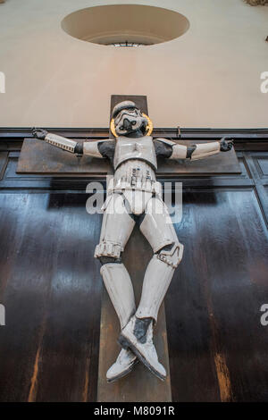 Londres, Royaume-Uni. 14 mars, 2018. 'Crucifié Stormtrooper' par Ryan Callanan (à partir de l'original du film Star Wars 1977 - £12000) - Ci-dessous Art's 'Chemin de Croix' Exposition : une série d'œuvres sur le thème de la crucifixion par 14 artistes seront dévoilés au London's St.Stephen Walbrook l'église le jeudi 15 mars. Banque D'Images