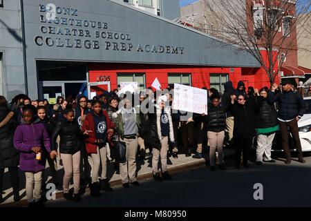 Le Bronx, New York, États-Unis. 14e. Mar, 2018. Les étudiants de l'école Charte Phare Bronx sortis de leurs classes dans un dix-sept (17) minutes protestation silencieuse sur 14ème. Mars, 2018, au cours d'une école nationale de protestation contre la violence par arme à feu et en solidarité avec Marjory Stoneman Douglas les élèves du secondaire dans un parc, en Floride, dont l'école a été le théâtre d'une prise de masse qui ont fait 17 morts en février dernier. © 2018 Ronald G. Lopez/DigiPixsAgain.us/Alamy Live New Banque D'Images