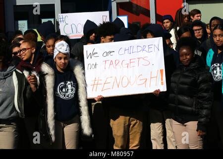 Le Bronx, New York, États-Unis. 14e. Mar, 2018. Les étudiants de l'école Charte Phare Bronx sortis de leurs classes dans un dix-sept (17) minutes protestation silencieuse sur 14ème. Mars, 2018, au cours d'une école nationale de protestation contre la violence par arme à feu et en solidarité avec Marjory Stoneman Douglas les élèves du secondaire dans un parc, en Floride, dont l'école a été le théâtre d'une prise de masse qui ont fait 17 morts en février dernier. © 2018 Ronald G. Lopez/DigiPixsAgain.us/Alamy Live New Banque D'Images