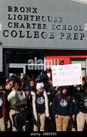 Le Bronx, New York, États-Unis. 14e. Mar, 2018. Les étudiants de l'école Charte Phare Bronx sortis de leurs classes dans un dix-sept (17) minutes protestation silencieuse sur 14ème. Mars, 2018, au cours d'une école nationale de protestation contre la violence par arme à feu et en solidarité avec Marjory Stoneman Douglas les élèves du secondaire dans un parc, en Floride, dont l'école a été le théâtre d'une prise de masse qui ont fait 17 morts en février dernier. © 2018 Ronald G. Lopez/DigiPixsAgain.us/Alamy Live New Banque D'Images