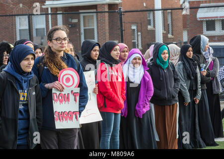 Dearborn, Michigan USA - 14 mars 2018 - Des élèves de Fordson High School est sorti de la classe pendant 17 minutes après un mois 17 personnes ont été tués dans le parc École secondaire. Ils faisaient partie d'une manifestation nationale contre la violence armée. Banque D'Images