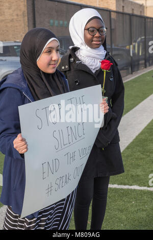 Dearborn, Michigan USA - 14 mars 2018 - Des élèves de Fordson High School est sorti de la classe pendant 17 minutes après un mois 17 personnes ont été tués dans le parc École secondaire. Ils faisaient partie d'une manifestation nationale contre la violence armée. Banque D'Images