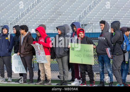 Dearborn, Michigan USA - 14 mars 2018 - Des élèves de Fordson High School est sorti de la classe pendant 17 minutes après un mois 17 personnes ont été tués dans le parc École secondaire. Ils faisaient partie d'une manifestation nationale contre la violence armée. Banque D'Images