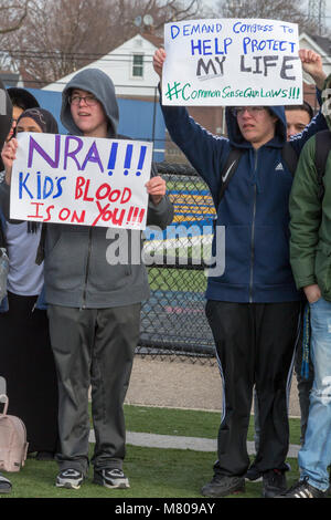 Dearborn, Michigan USA - 14 mars 2018 - Des élèves de Fordson High School est sorti de la classe pendant 17 minutes après un mois 17 personnes ont été tués dans le parc École secondaire. Ils faisaient partie d'une manifestation nationale contre la violence armée. Banque D'Images