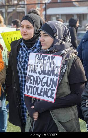 Dearborn, Michigan USA - 14 mars 2018 - Des élèves de Fordson High School est sorti de la classe pendant 17 minutes après un mois 17 personnes ont été tués dans le parc École secondaire. Ils faisaient partie d'une manifestation nationale contre la violence armée. Banque D'Images