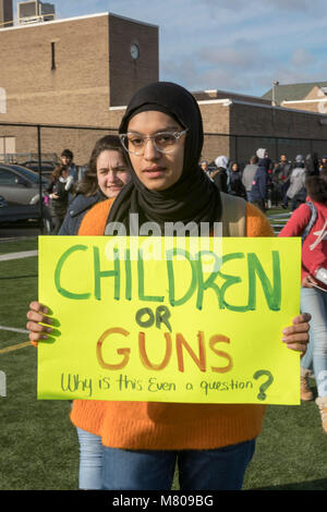 Dearborn, Michigan USA - 14 mars 2018 - Des élèves de Fordson High School est sorti de la classe pendant 17 minutes après un mois 17 personnes ont été tués dans le parc École secondaire. Ils faisaient partie d'une manifestation nationale contre la violence armée. Banque D'Images