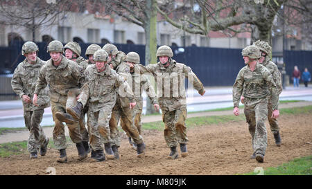 Londres, Royaume-Uni. 14 mars 2018. Les membres de l'armée prendre part à un exercice de remise en forme physique à Hyde Park à l'extérieur du siège de Kensington de la Household Cavalry régiment monté. Crédit : Stephen Chung / Alamy Live News Banque D'Images