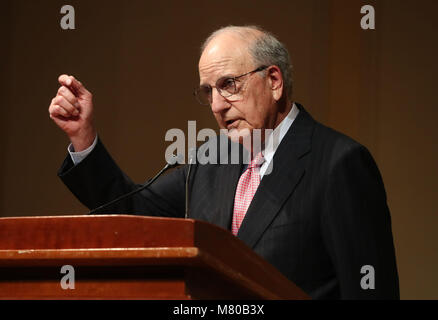 Le sénateur George Mitchell parlant à un accord du Vendredi Saint de l'événement 20e anniversaire de la Bibliothèque du Congrès de Washington DC sur trois jours de semaine du Taoiseach Leo Varadkar long voyage aux États-Unis d'Amérique. Banque D'Images