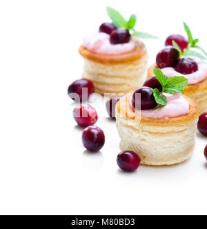 La pâte feuilletée farcie de fromage fondu mou de fruité et de canneberges sur fond blanc Banque D'Images